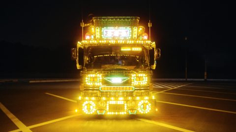 WOW! Japanese art truck “DEKOTORA”